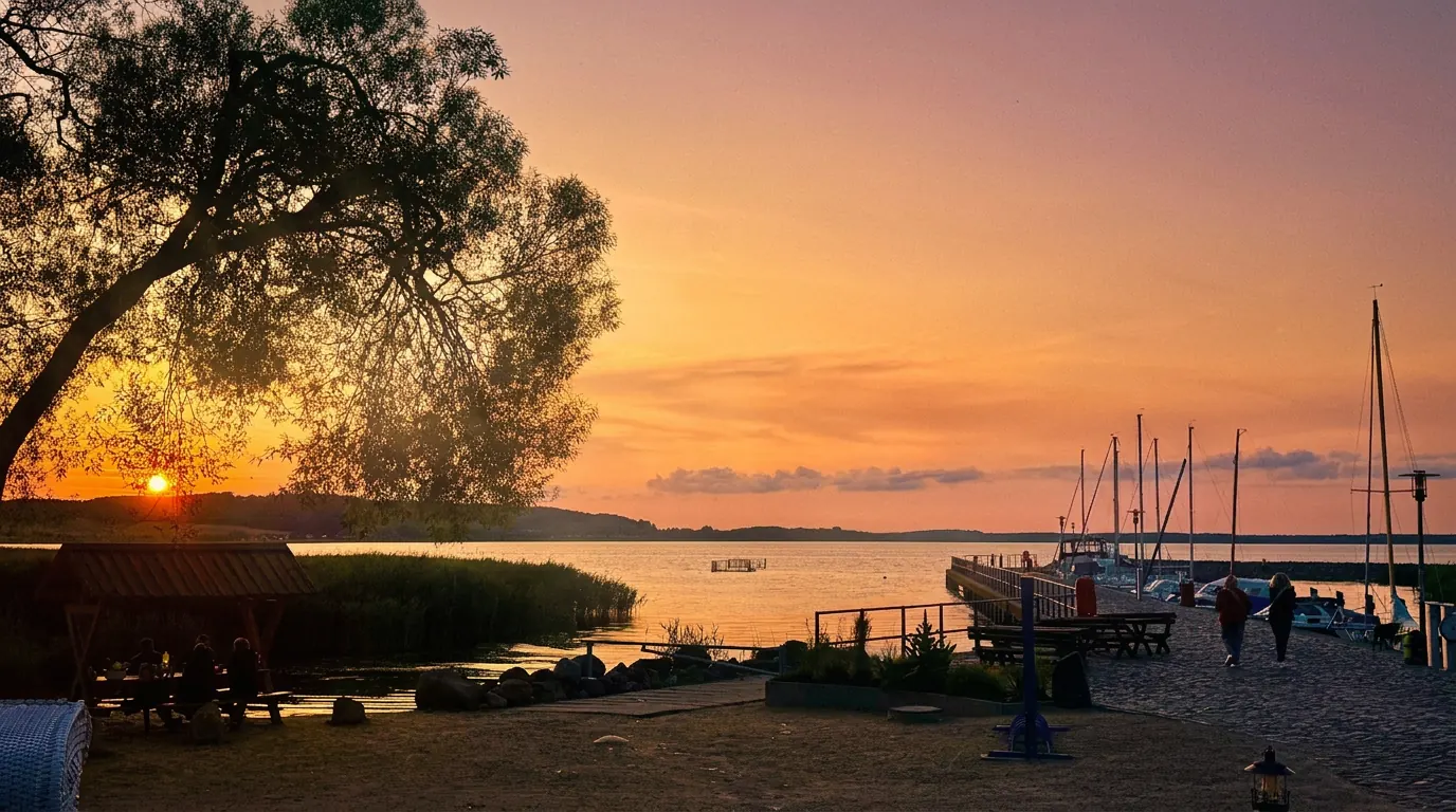 Hafen Kieker – rotes Snackhaus am Kummerower See im warmen Abendlicht
